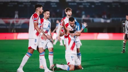 Zé Welison ajoelha e comemora o gol da vitória do Fortaleza contra o Libertad, em Assunção