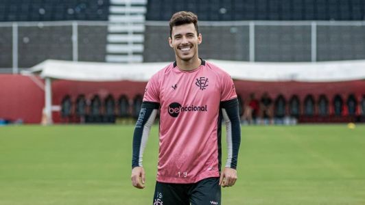 Zeca, lateral-direito do Vitória