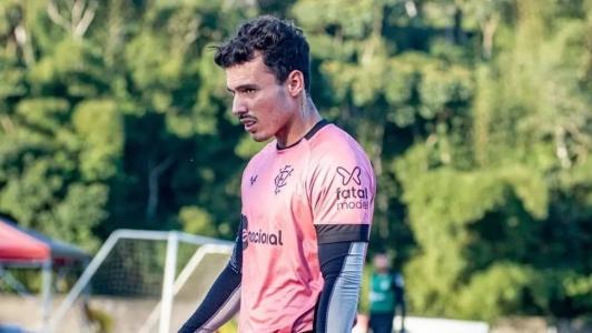 Zeca, lateral do Vitória