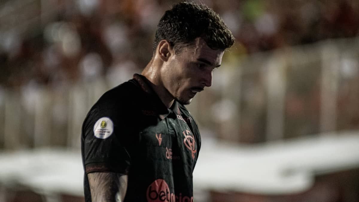 Zeca sofre lesão na coxa e pode desfalcar o Vitória por um mês