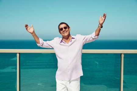 Zeca Pagodinho se apresenta no segundo dia de evento