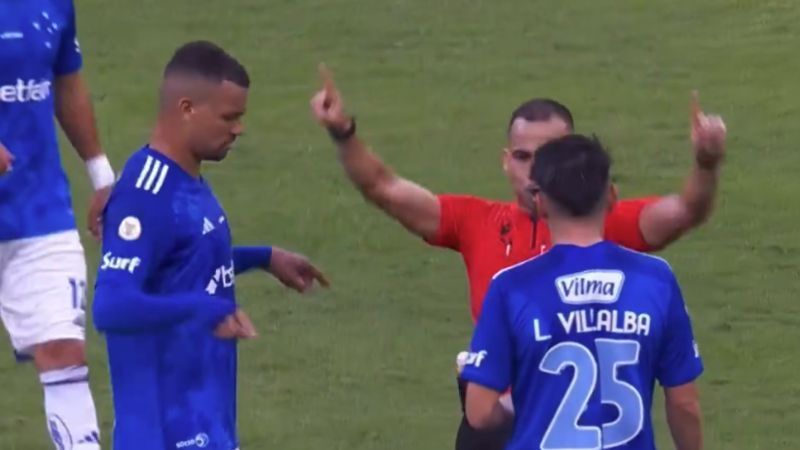 Zé Ivaldo, do Cruzeiro, 'imita' árbitro de jogo no Mineirão e viraliza; assista