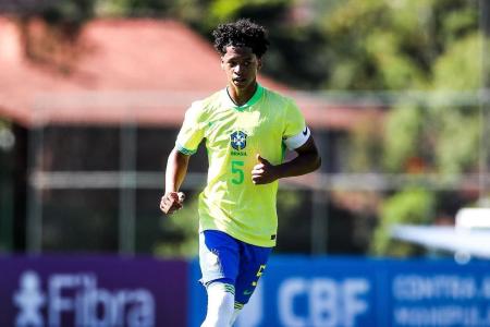 Zé Lucas em campo pela Seleção Brasileira Sub-17