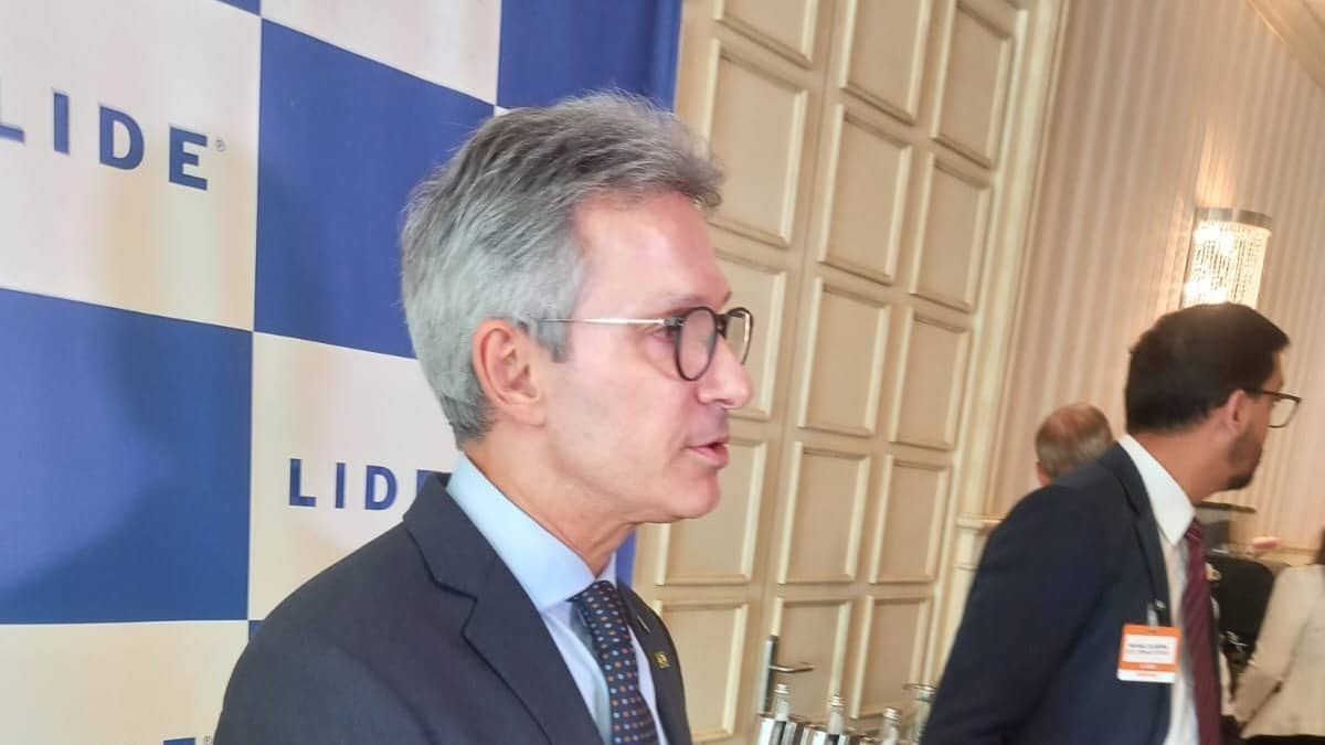 Romeu Zema defende reforma administrativa e diz que alíquota ideal do IVA seria de 15%