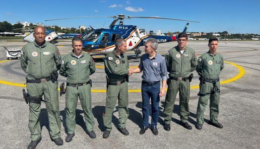 Foto mostra Romeu Zema com militares do Corpo de Bombeiros