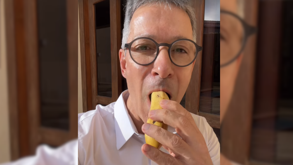 Oposição na ALMG critica vídeo de Zema comendo banana com casca: 'governador-comédia'