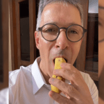 Oposição na ALMG critica vídeo de Zema comendo banana com casca: 'governador-comédia'