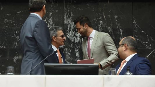 Zema conversa com o presidente da ALMG, Tadeu Martins Leite (MDB), durante cerimônia de posse em janeiro