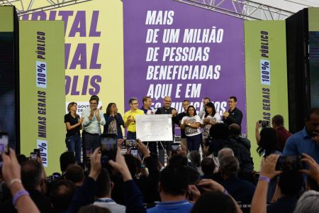 Zema em cerimônia ao lado da família Azevedo e do deputado federal Domingos Sávio (PL)