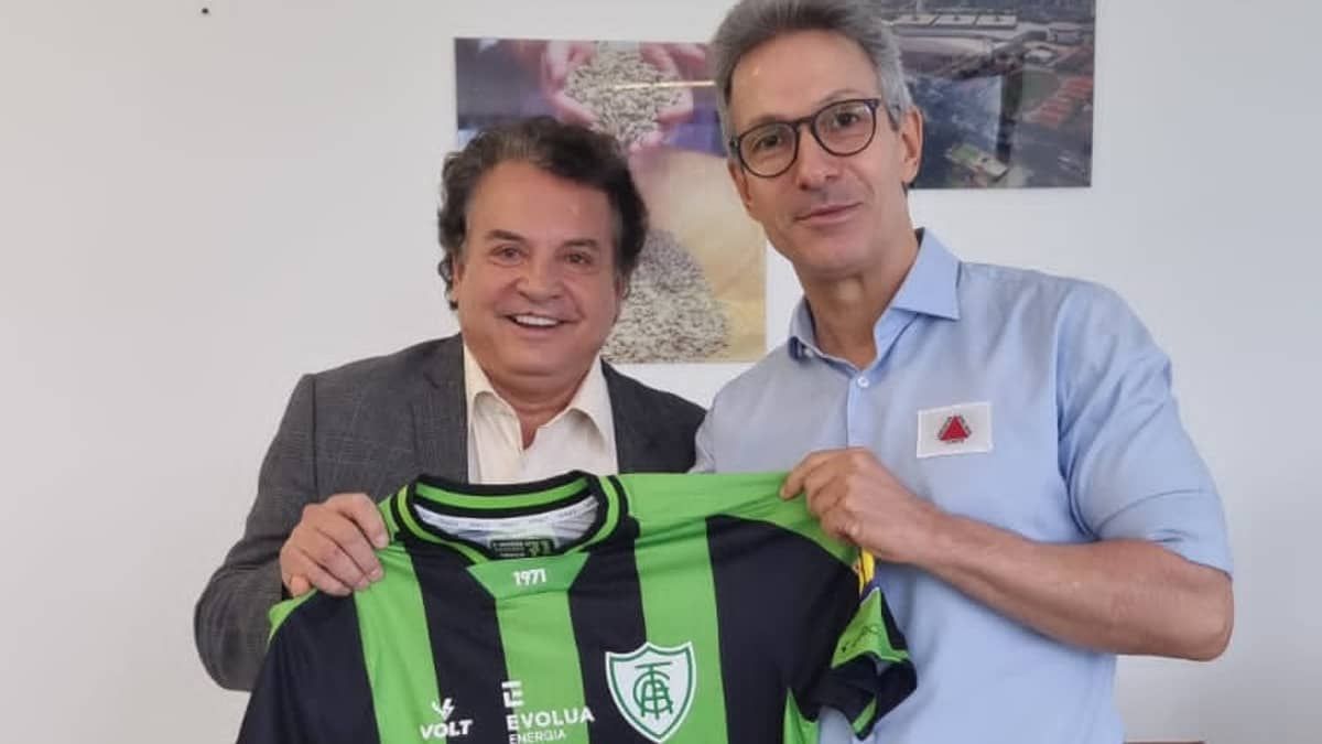 Governador de Minas, Romeu Zema é presenteado com camisa do América
