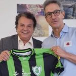 Governador de Minas, Romeu Zema é presenteado com camisa do América