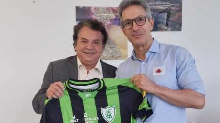 Zema e Alencar da Silveira seguram camisa do América