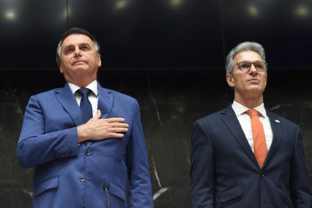 Jair Bolsonaro, ex-presidente do Brasil, e Romeu Zema, governador de Minas Gerais, ouvem o Hino Nacional em evento na Assembleia de Minas