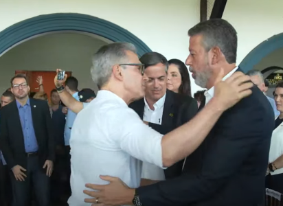 Zema e Arthur Lira se abraçam durante a ExpoZebu, em Uberaba