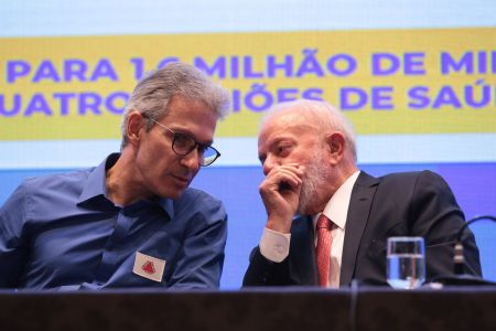 O governador Romeu Zema e o presidente Lula conversam durante evento em BH