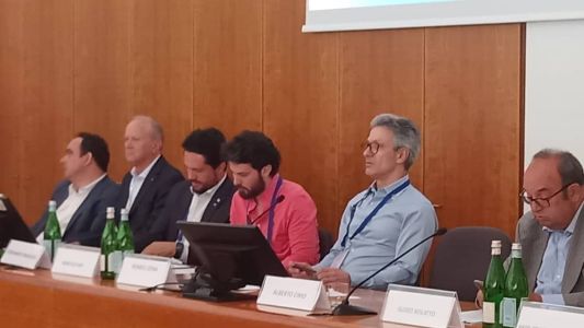 Zema e representantes do governo mineiro se reuniram com emissários da Iveco