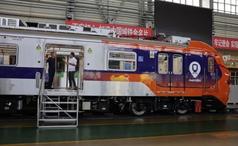 Governador Romeu Zema visitou fábrica chinesa que vai produzir 24 trens do Metrô de BH