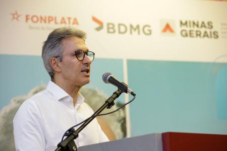 O governador de Minas Gerais, Romeu Zema, discursa durante evento no BDMG