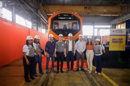 Nas duas extremidades, integrantes da Avabrum acompanharam evento de apresentação dos novos trens do metrô de BH