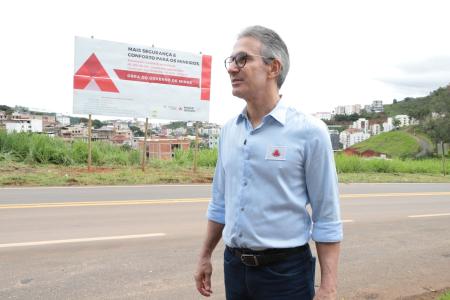 O governador Romeu Zema vistoria obras de estrada em Minas Gerais