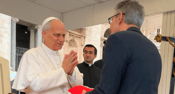 Governador Romeu Zema entregou presentes ao Papa Leão XIV nesta quarta-feira (22)
