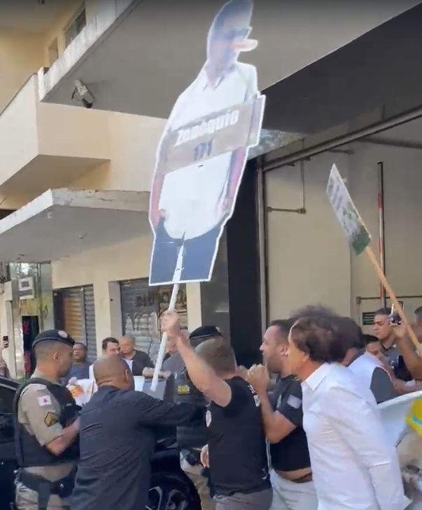 Servidores da segurança protestam durante agenda de Zema em BH e entram em conflito com PMs