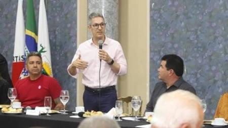 Zema se reuniu com autoridades locais, que fizeram abaixo-assinado para realização de obras na MG-428
