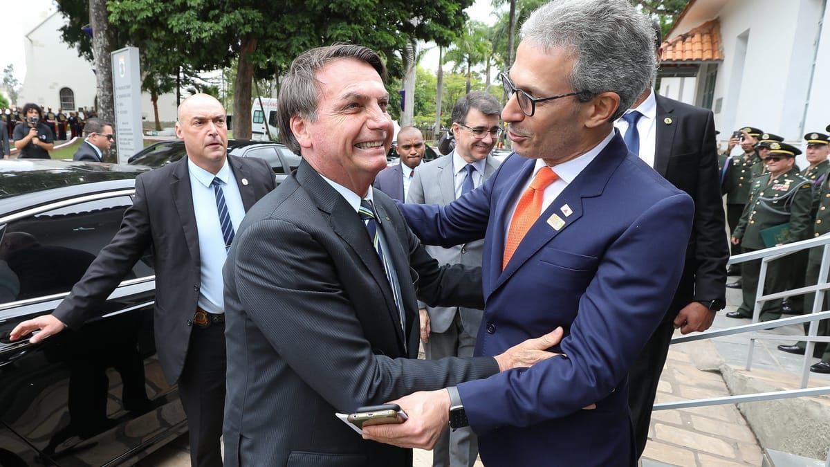 Zema afaga Bolsonaro, mas evita encontro com ex-presidente em prisão domiciliar