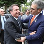 Zema afaga Bolsonaro, mas evita encontro com ex-presidente em prisão domiciliar