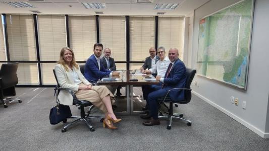 Zema, Tadeu Leite, Luísa Barreto, Mateus Simões, Gustavo Valadares e Luiz Cláudio Gomes posam para foto