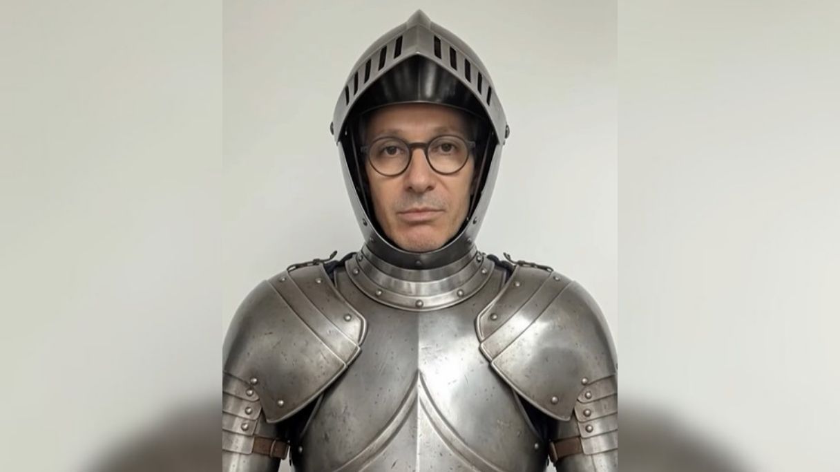 'Fantasiado' de cavaleiro medieval, Zema critica PEC da Blindagem nas redes sociais