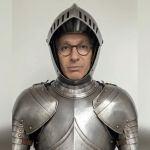 'Fantasiado' de cavaleiro medieval, Zema critica PEC da Blindagem nas redes sociais