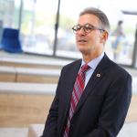 Zema barra projeto que prevê promoção por escolaridade a servidores do ensino superior