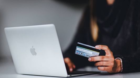 Zerar imposto em compras online pode não ser vantajoso ao consumidor, diz especialista.