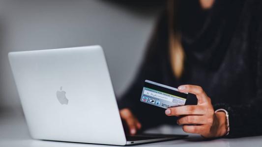 Zerar imposto em compras online pode não ser vantajoso ao consumidor, diz especialista.