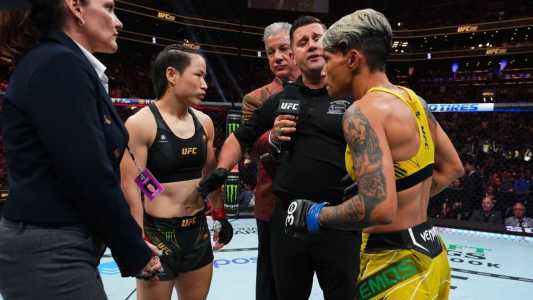 Zhang Weili e Amanda Lemos antes da luta pelo cinturão