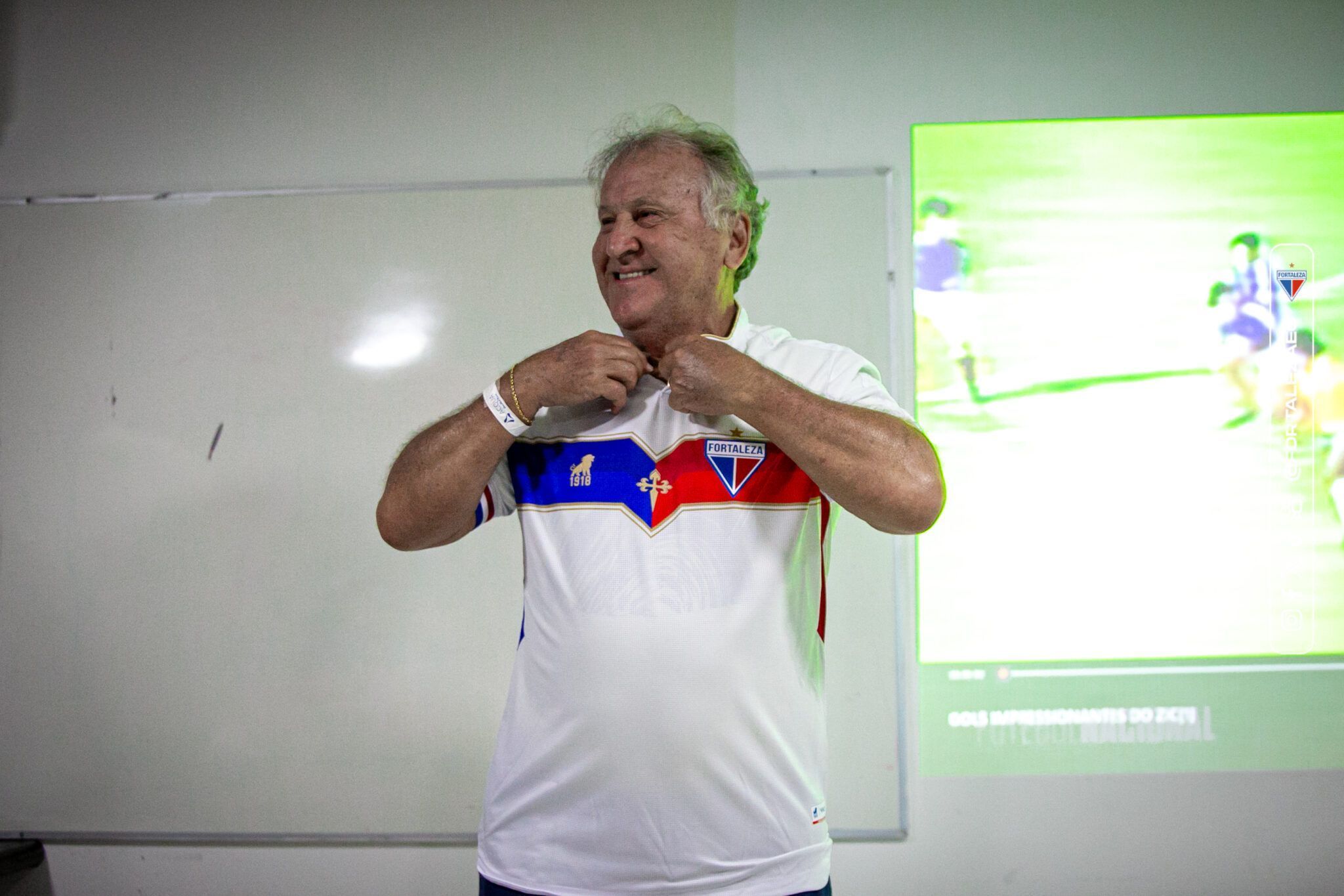 De férias no Ceará, Zico visita CT da base e veste a camisa do Fortaleza