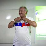 De férias no Ceará, Zico visita CT da base e veste a camisa do Fortaleza