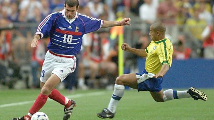 Zidane marcou dois gols sobre a Seleção Brasileira na vitória por 3 a 0