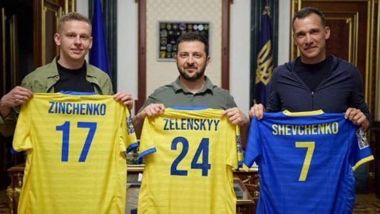 Zinchenko, jogador do Arsenal; Zelenskyy, presidente da Ucrânia; e Shevchenko, ex-jogador e treinador