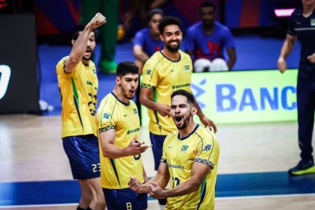Jogadores do Brasil comemoram ponto do Brasil em jogo diante do Irã pela VNL