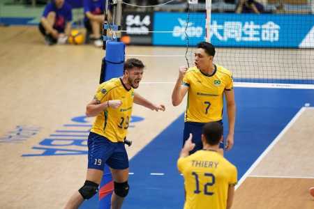 Jogadores da Seleção Brasileira durante disputa da Liga das Nações de Vôlei