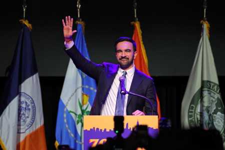 O candidato a prefeito da cidade de Nova York, Zohran Mamdani, comemora durante um evento na noite da eleição no Brooklyn Paramount Theater, no Brooklyn, Nova York, em 4 de novembro de 2025.