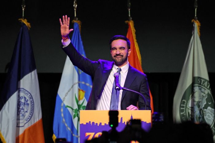 O candidato a prefeito da cidade de Nova York, Zohran Mamdani, comemora durante um evento na noite da eleição no Brooklyn Paramount Theater, no Brooklyn, Nova York, em 4 de novembro de 2025.
