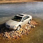 Volvo estacionado no meio de um lago há 13 anos vira atração turística inusitada