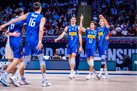 Jogadores da Itália celebram ponto sobre a Bélgica nas quartas de final do Mundial Masculino de Vôlei