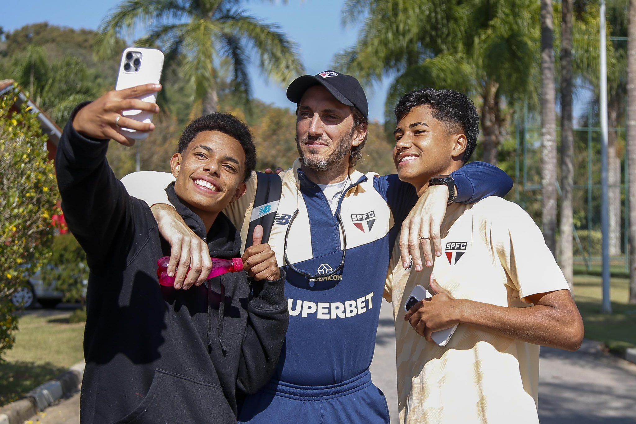 Zubeldía visita CT da base do São Paulo e revela planos para utilizar jovens