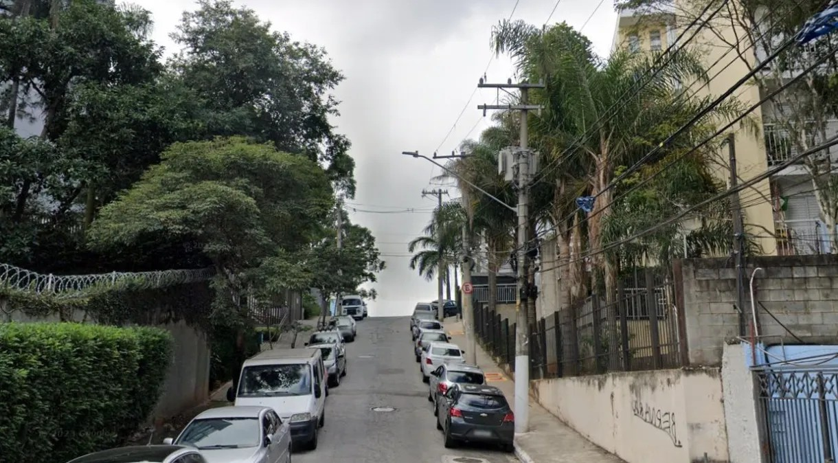 Criança morre atropelada por van escolar, e adolescente fica ferida, em SP