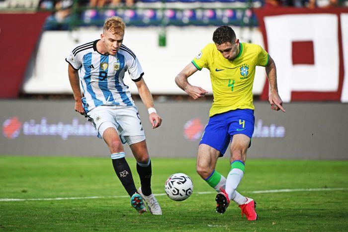 Gondou e Arthur Chaves em lance de Argentina x Brasil pelo Pré-Olímpico