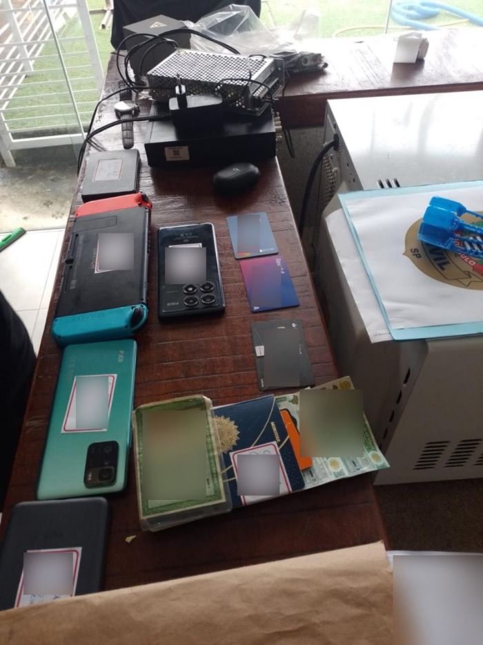 Diversos chips, notebooks e celulares foram apreendidos, os dados dos aparelhos serão analisados pela polícia